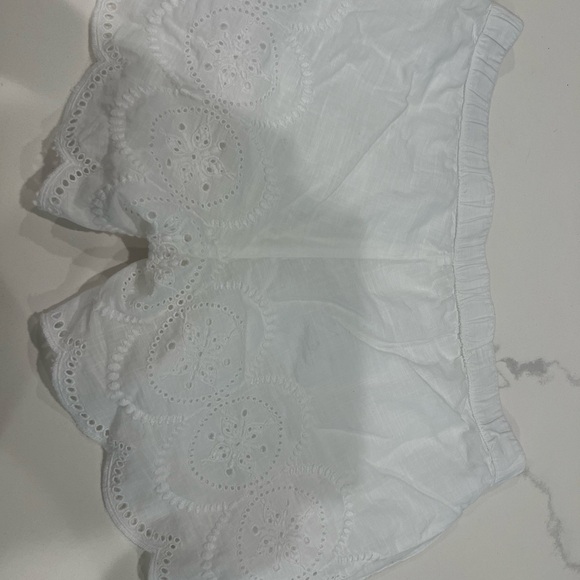 White XS Vineyard Vines Shorts - Picture 2 of 3